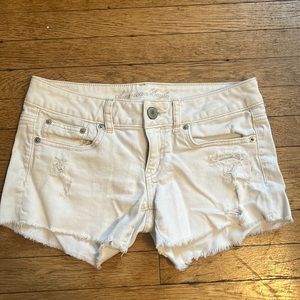 AMERICAN EAGLE - white ripped Jean shorts